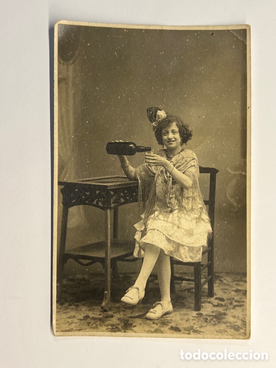 Fotografia antica: MALAGA ? Fotograf&iacute;a Muchacha joven Catadora de Montilla.. Peineta, volantes, lunares (h.1920?)