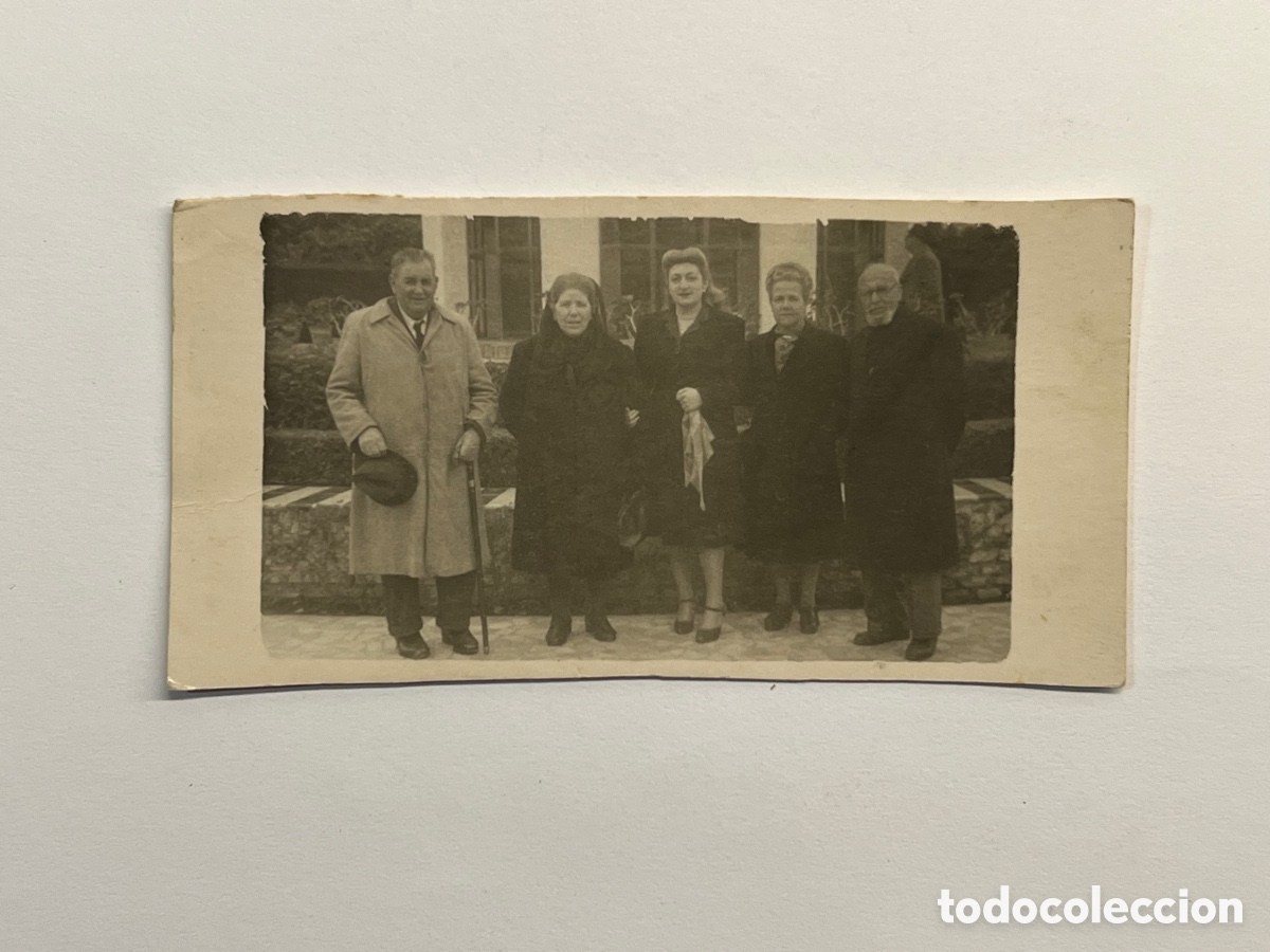 Fotografia antica: MINUTEROS MALAGA, fot&oacute;grafos de calle. Grupo familiar para el recuerdo. Febrero de 1948
