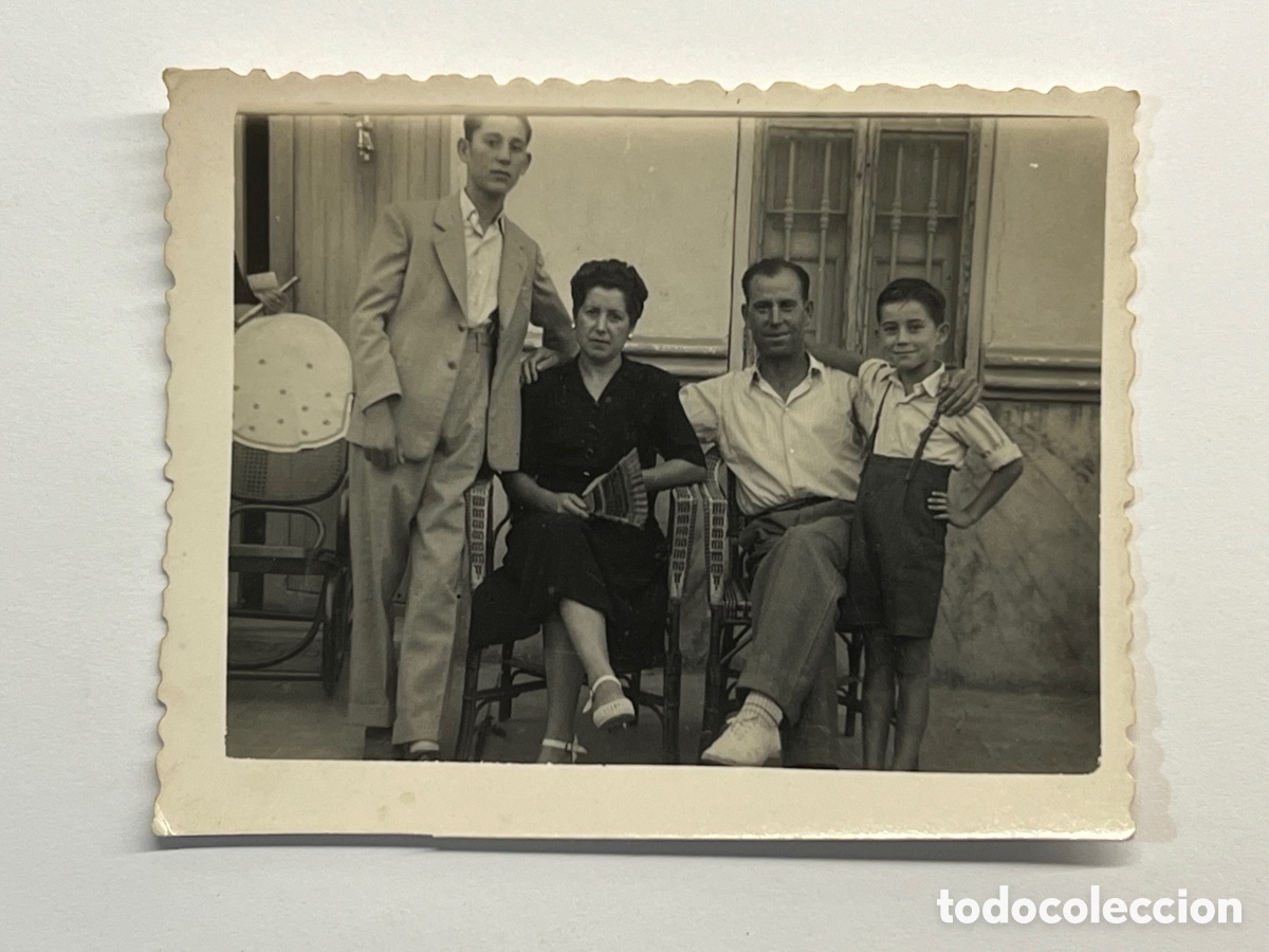 Fotografia antica: MINUTEROS, fot&oacute;grafos de calle.. a la fresca la familia Ferrandis&hellip; FOTO ARNAU (h.1950?)