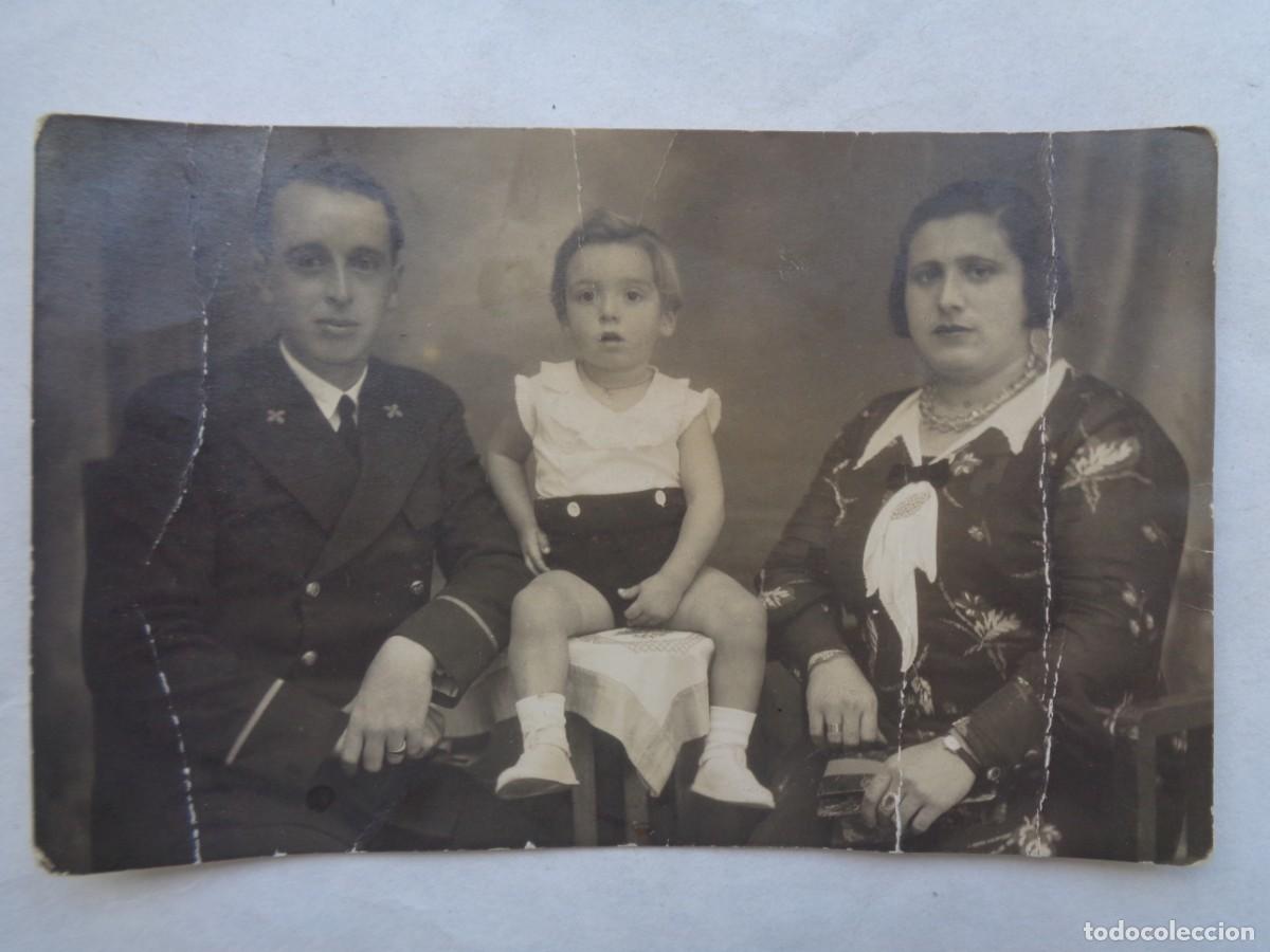 Fotografia antiga: MARINA DE GUERRA - REPUBLICA : FOTO DE ESTUDIO DE OFICIAL DE LA ARMADA Y FAMILIA , 1933