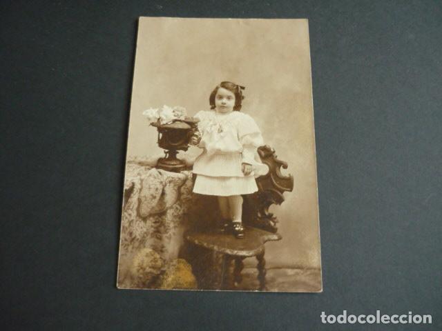Fotografia antiga: RETRATO DE NI&Ntilde;A SOBRE SILLA POSTAL FOTOGRAFICA ANTERIOR A 1905
