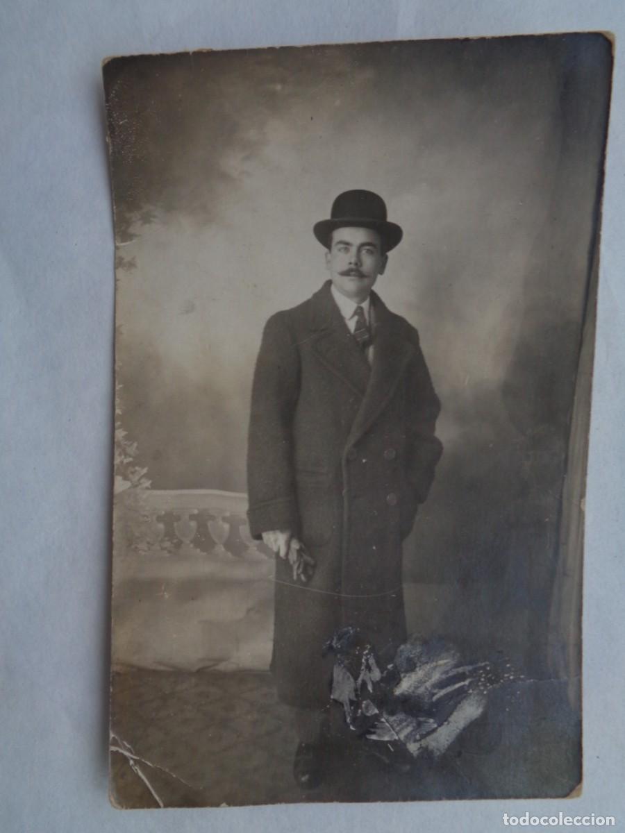 Fotografia antiga: BONITA FOTO DE ESTUDIO DE SE&Ntilde;OR ELEGANTE CON GABAN Y SOMBRERO HONGO, PRINCIPIOS DE SIGLO