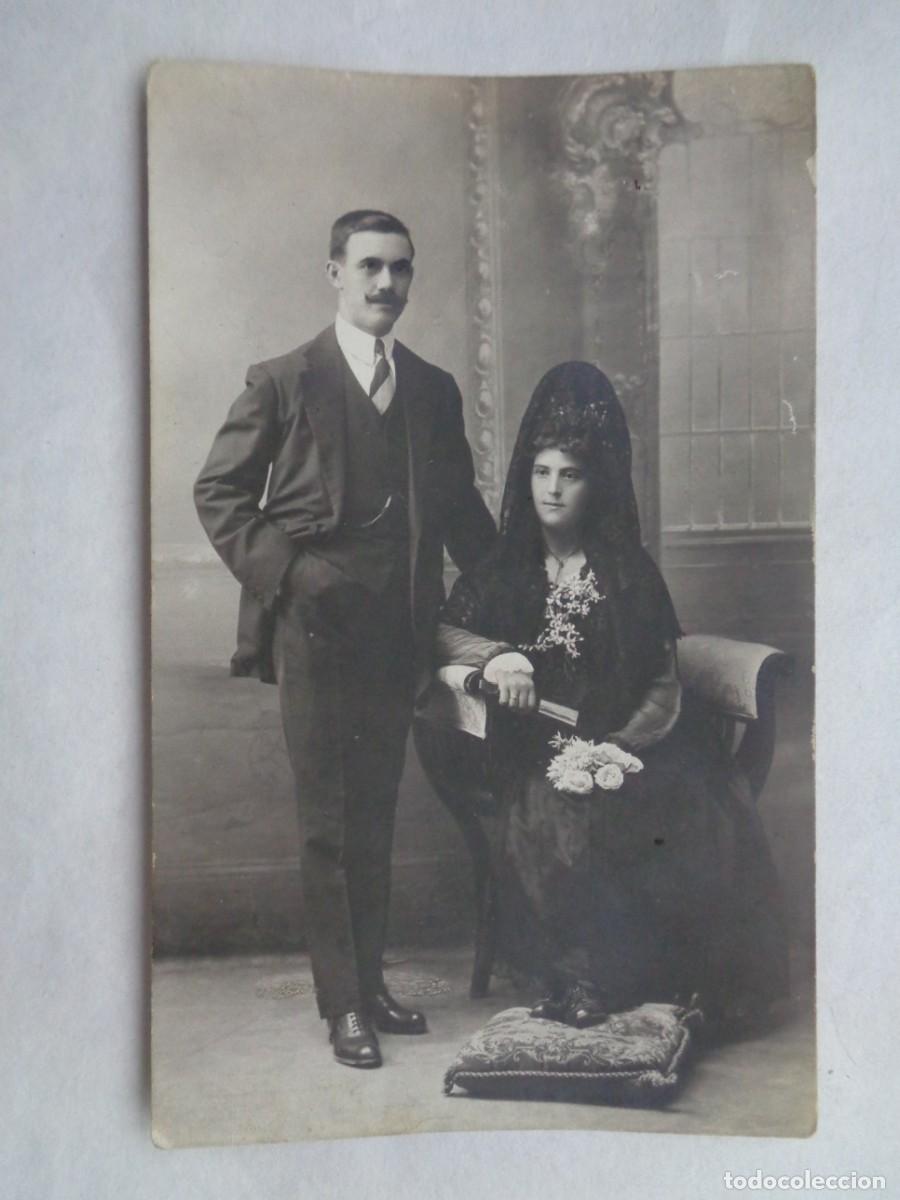 Fotografia antiga: PRECIOSA FOTO DE ESTUDIO DE PAREJA, ELLA CON PEINETA Y MANTILLA. PRINCIPIOS DE SIGLO