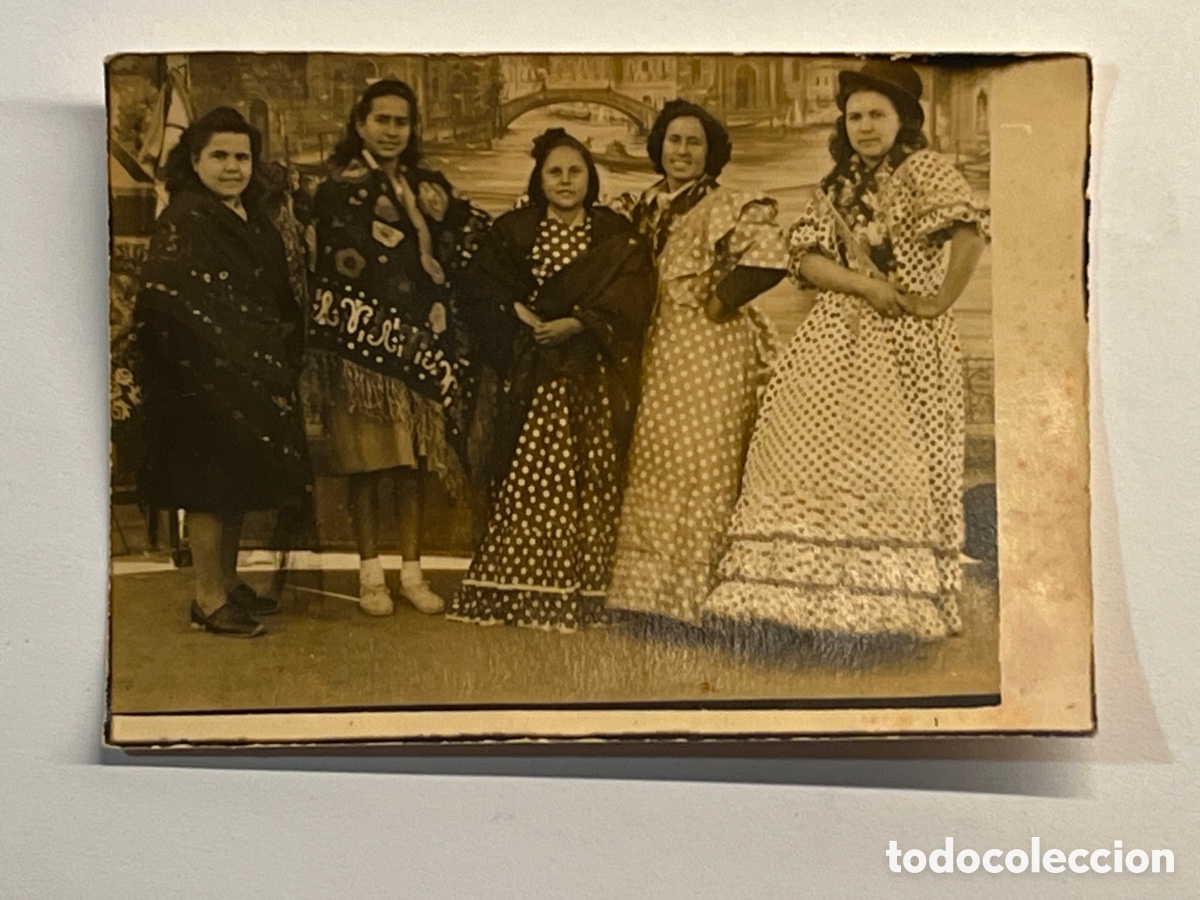 Fotografia antiga: MINUTEROS. Fotografos de calle.. D&iacute;a ferial.. Grupo de j&oacute;venes con traje de Faralaes.. (h.1950?)