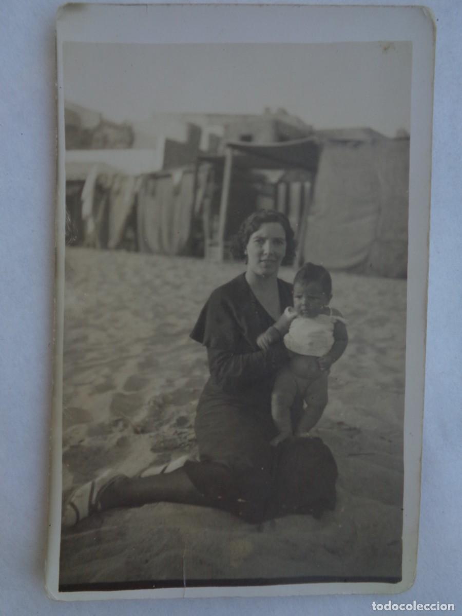 Fotografia antiga: MINUTERO DE FOTOGRAFO AMBULANTE DE MUJER CON NI&Ntilde;O EN LA PLAYA, PRINCIPIOS DE SIGLO
