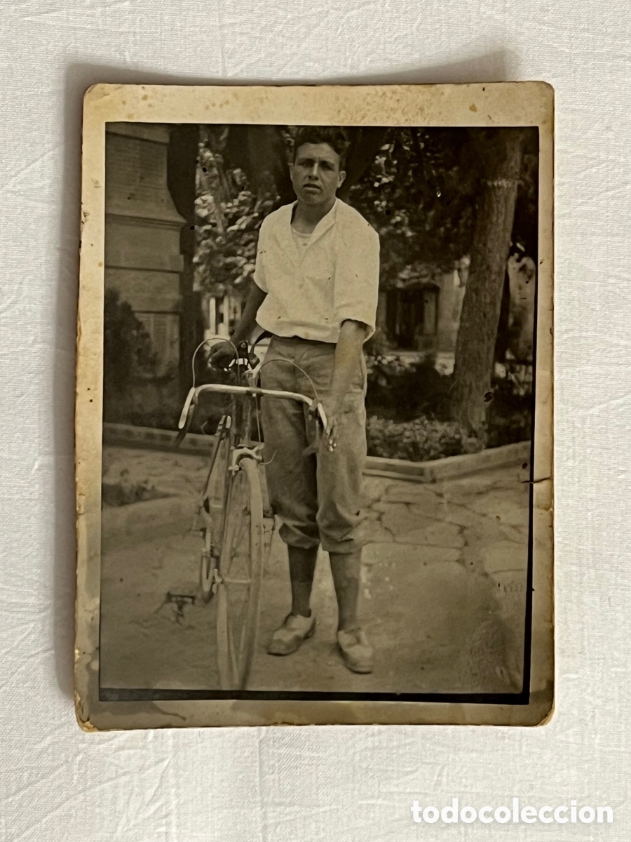 Fotografia antiga: MINUTEROS, fot&oacute;grafos de calle.. El joven de la Bicicleta de Carreras&hellip; (h.1945?) dedicada&hellip;