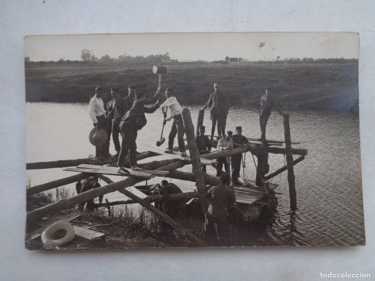 Fotografia antiga: FOTO DE MANIOBRAS, PRINCIPIOS DE SIGLO: MILITARES DE INGENIEROS - PONTONEROS CONSTRUYENDO UN PUENTE