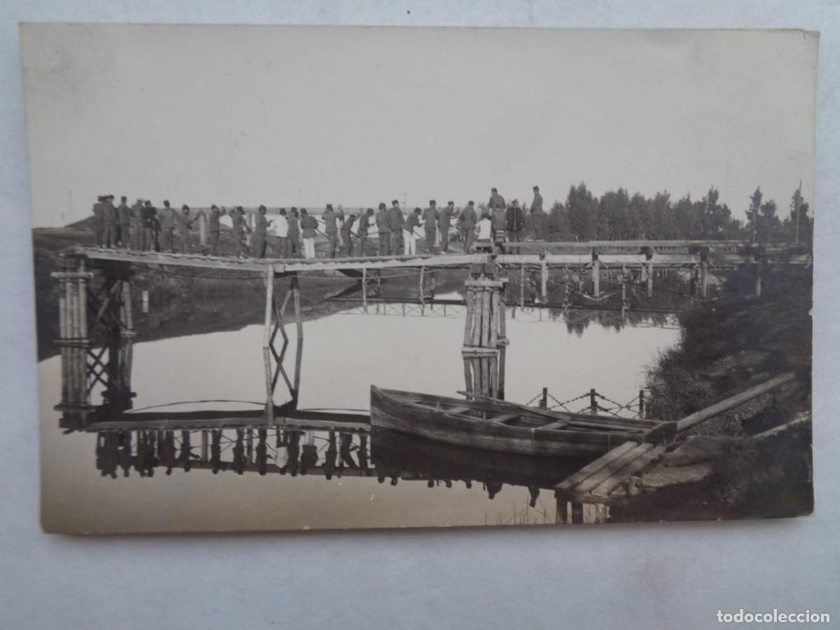 Fotografia antiga: FOTO MANIOBRAS, PRINCIPIOS DE SIGLO: MILITARES DE INGENIEROS - PONTONEROS PROBANDO UNA PASARELA