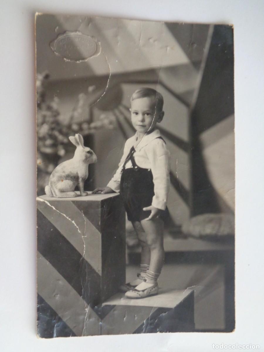 Fotografia antiga: REPUBLICA : PRECIOSA FOTO DE ESTUDIO DE NI&Ntilde;O CON CONEJITO, 1932 . DE FOTO STUDIO, ALCOY