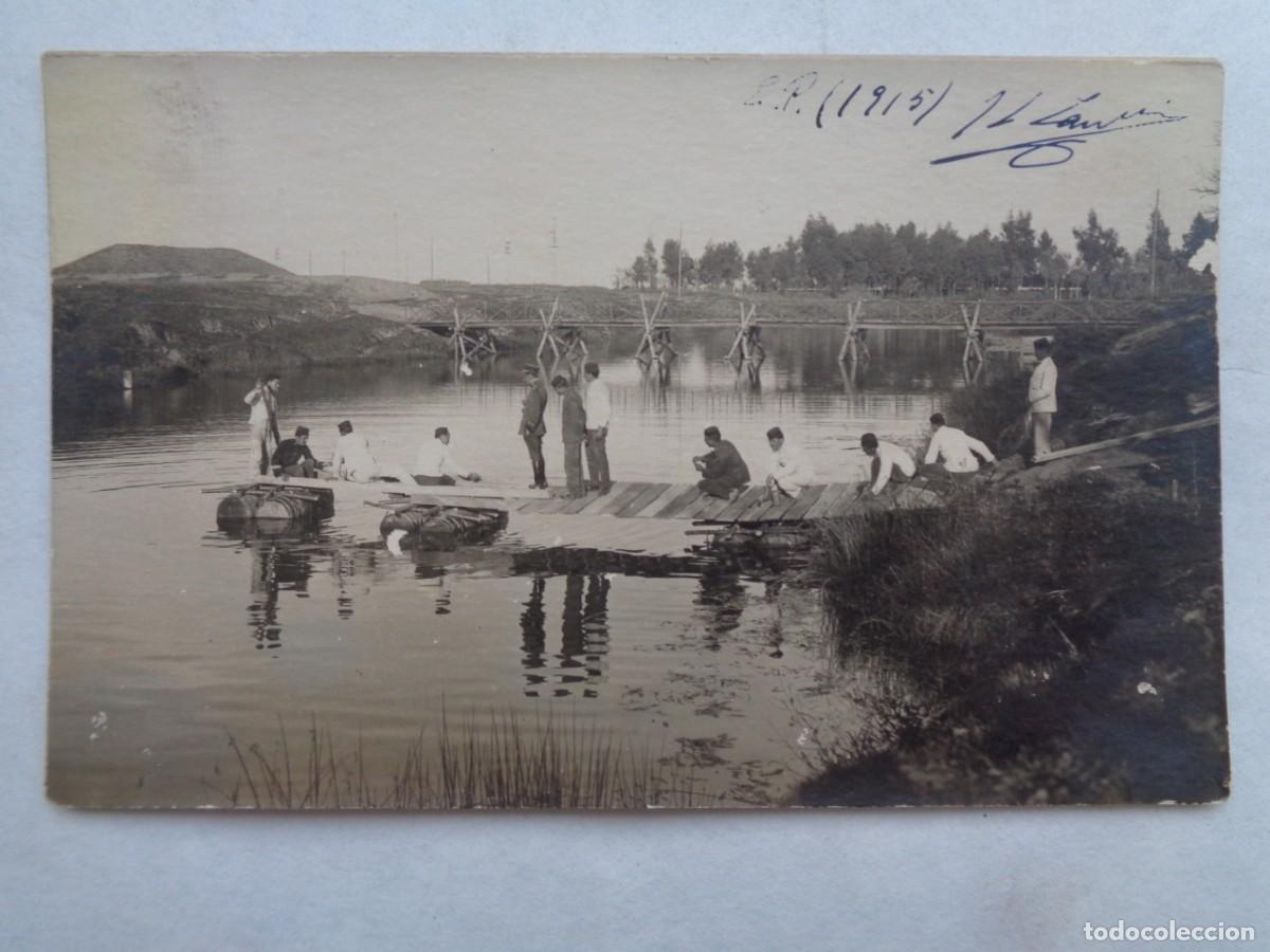 Fotograf&iacute;a antigua: FOTO MANIOBRAS, PRINCIPIOS DE SIGLO: MILITARES DE INGENIEROS - PONTONEROS CONSTRUYENDO UNA PASARELA