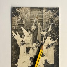 Fotografía antigua: NIÑOS. REPRESENTACIÓN ESCOLAR.. BELÉN.. NACIMIENTO… ANGELITOS.... FOTOGRAFÍA (H.1900?)