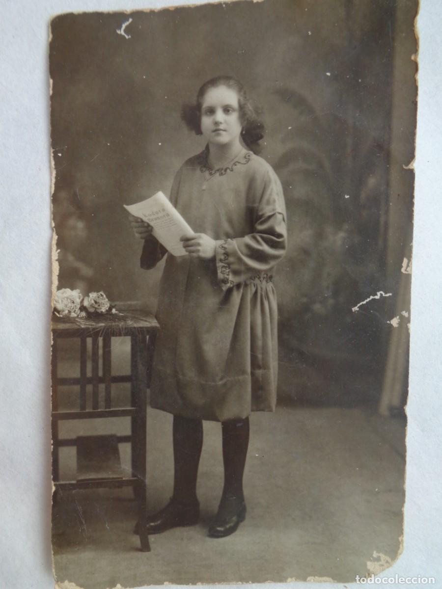 Alte Fotografie: PRECIOSA FOTO DE ESTUDIO DE SE&Ntilde;ORITA CON PERIODICO, PRINCPIOS DE SIGLO