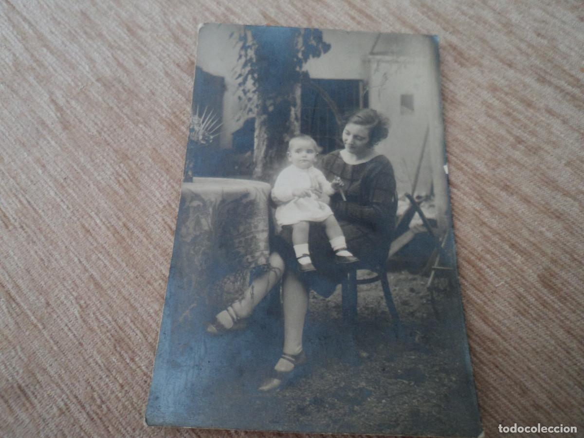 Alte Fotografie: carte postale, madre sentada con ni&ntilde;o