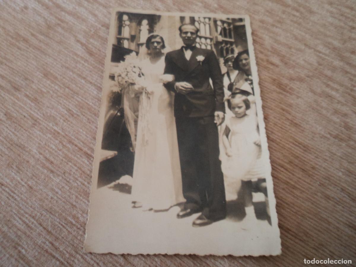 Fotografia antica: tarjeta postal novios saliendo de iglesia