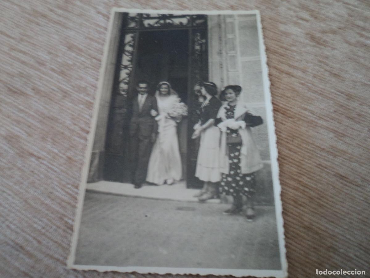 Fotografia antica: tarjeta postal novios saliendo del domicilio