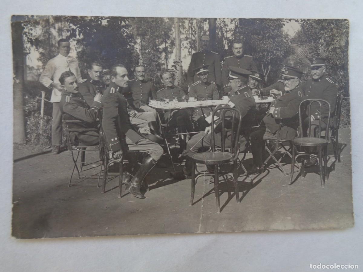 Fotografia antiga: FOTO DE OFICIALES DE INGENIEROS TOMANDO CAFE EN LA TERRAZA DE UN BAR. PRINCIPIOS DE SIGLO