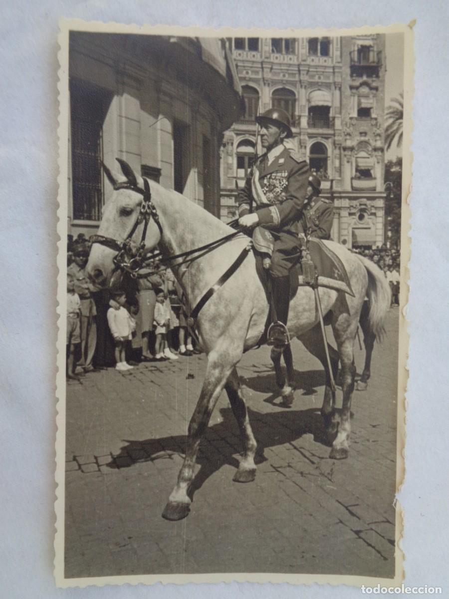 Fotograf&iacute;a antigua: FOTO DE GENERAL A CABALLO CON CASCO ADRIAN , MUY CONDECORADO