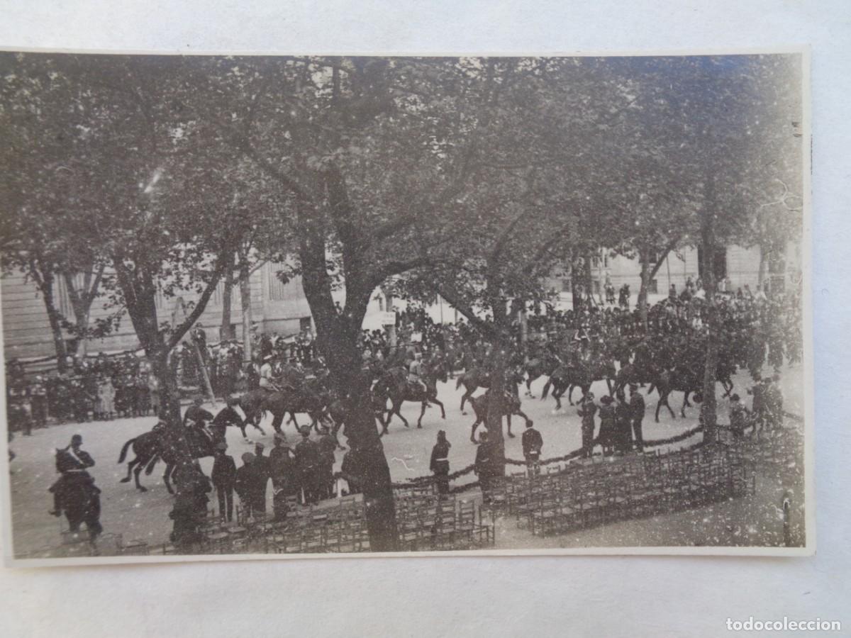 Fotograf&iacute;a antigua: FOTO DE ESCUADRON DE CABALLERIA A CABALLO DESFILANDO . PRINCIPIOS DE SIGLO