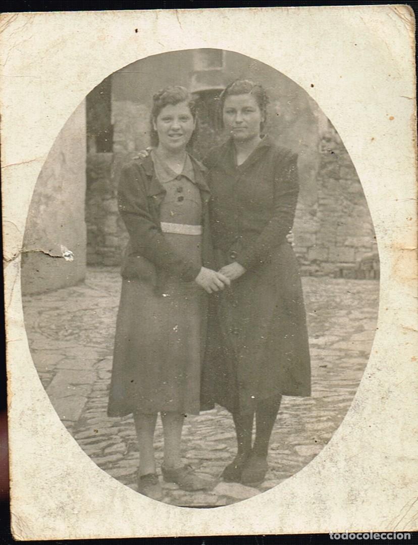 Fotograf&iacute;a antigua: 30/40&acute;s. ca. foto el&iacute;ptica b/n &rdquo;DOS MUJERES J&Oacute;VENES COGIDAS DE LA MANO SOBRE SUELO EMPEDRADO&rdquo;