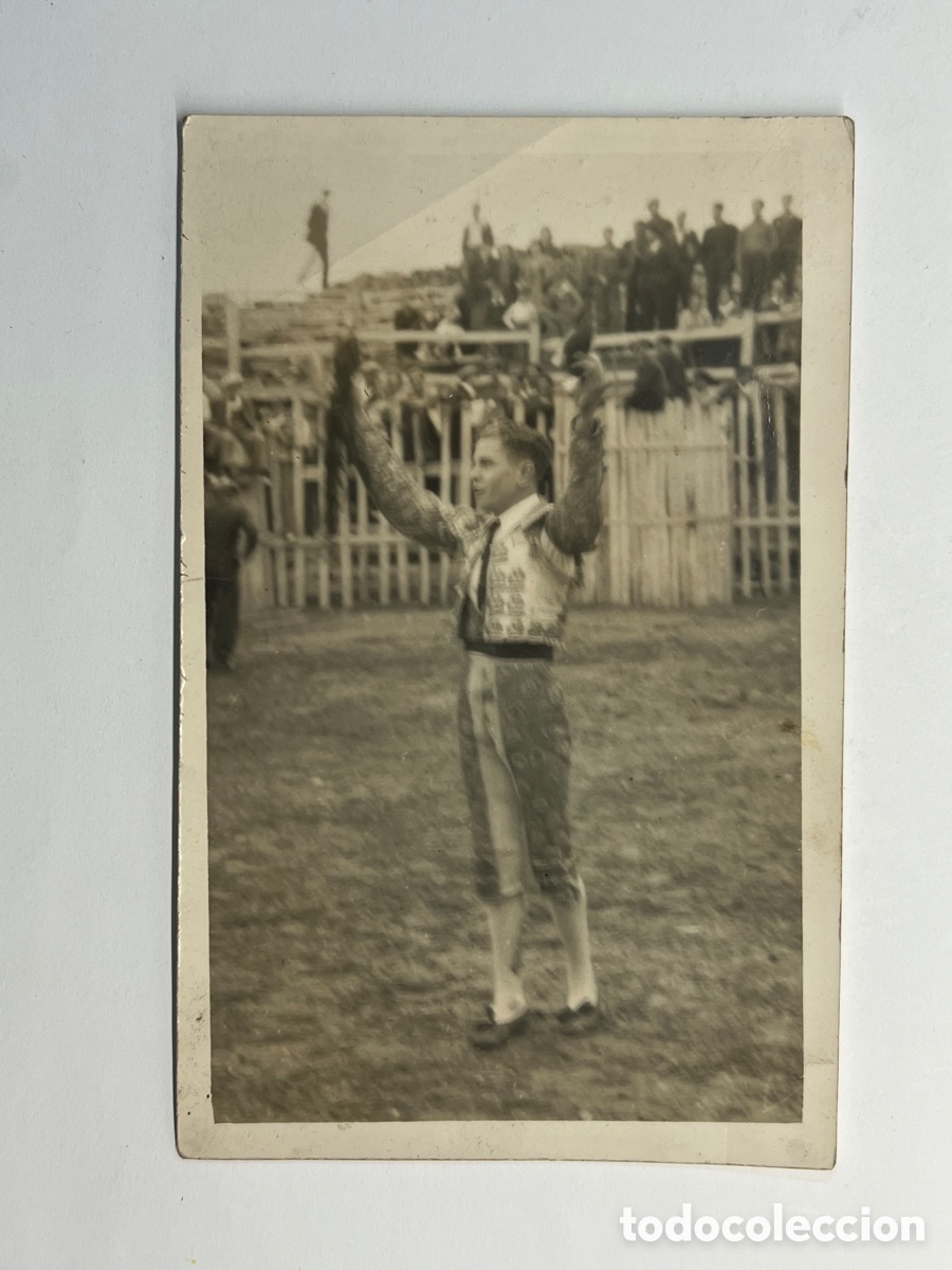 Fotografia antica: OGARRIO Cantabria. Juanito Tarre, debut como Novillero.. corto las orejas y el rabo (h.1945?)