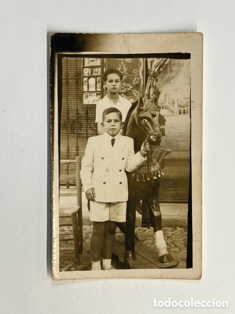 Fotografia antica: MINUTEROS, fot&oacute;grafos de calle.. Caballo de Cart&oacute;n socialista&hellip; para todos los p&uacute;blicos.. (h.1930?