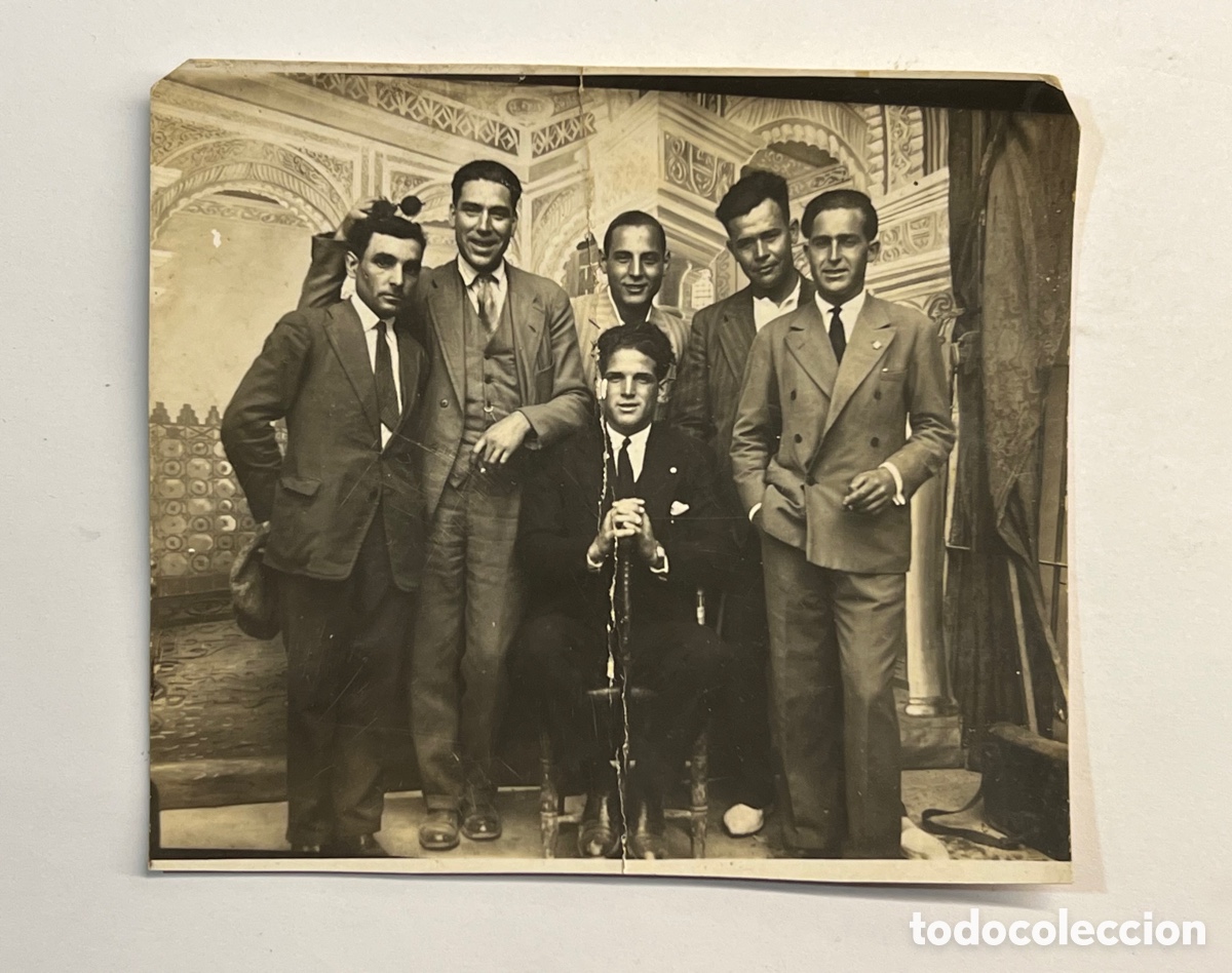 Fotograf&iacute;a antigua: MINUTEROS, fot&oacute;grafos de calle. Trampantojo o decorado de Feria en la Alhambra de Granada (h.1945?)