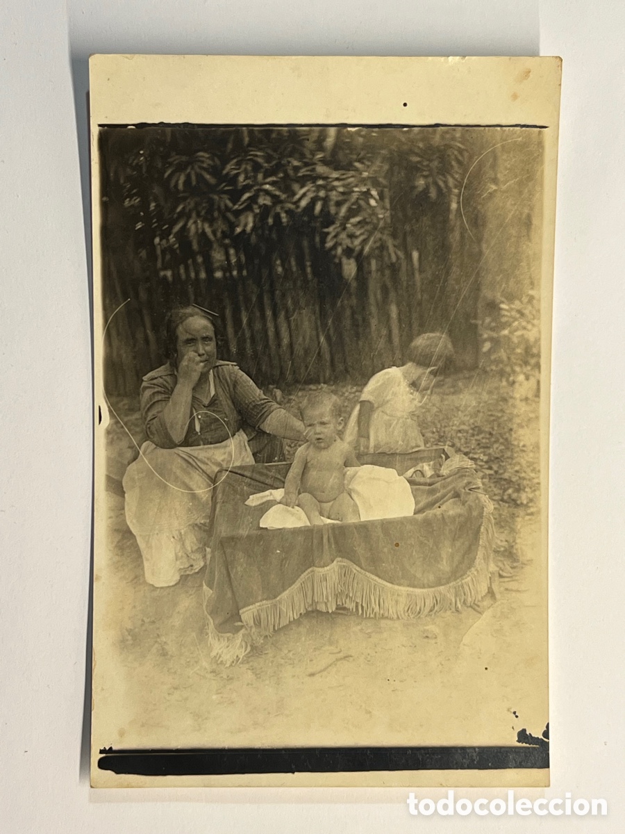 Alte Fotografie: LA ESPA&Ntilde;A DE ENTRE GUERRAS. Fotograf&iacute;a antigua.. Ba&ntilde;ando al peque&ntilde;o de la casa (h.1930?)