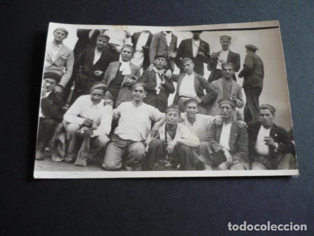 Alte Fotografie: GRUPO DE SOLDADOS EPOCA ALFONSO XIII CON GORRO PANADERO POSTAL FOTOGRAFICA