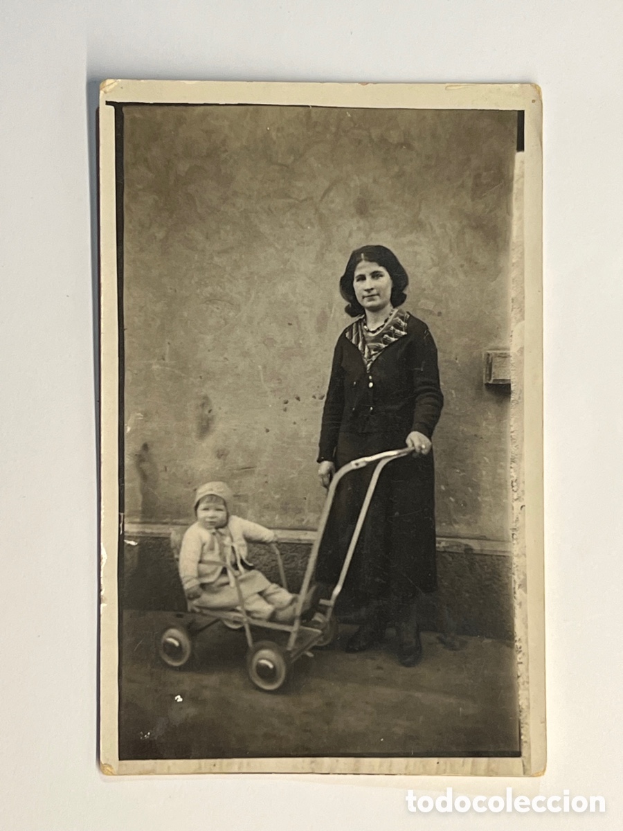 Alte Fotografie: NI&Ntilde;OS. Fotograf&iacute;a antigua&hellip; Se&ntilde;ora paseando a su beb&eacute; en el coche de paseo&hellip; que coche!!! (h.1920?)