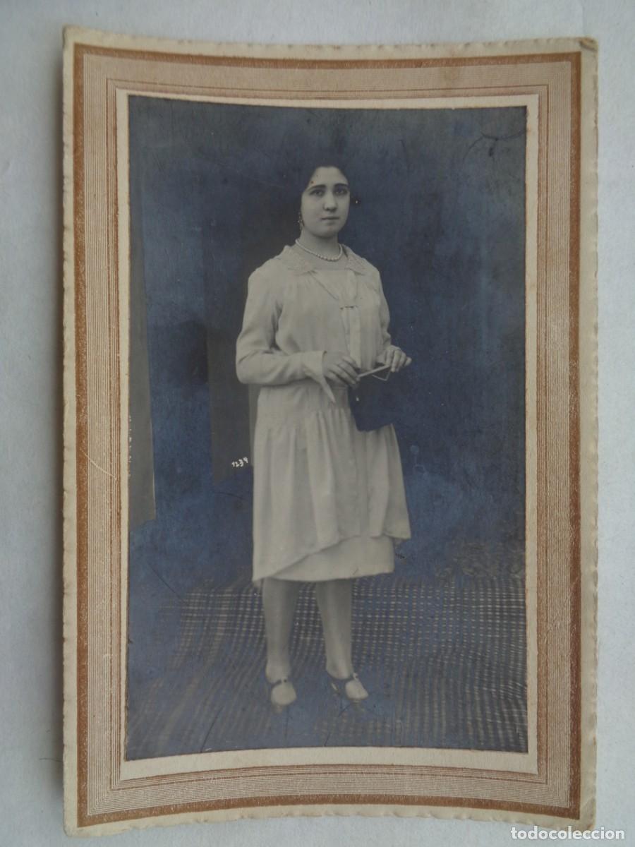 Alte Fotografie: PRECIOSA FOTO ESTUDIO DE CHICA CON BOLSITO, A&Ntilde;OS 20. DE R. CALVO DE MORA , CABEZA DE BUEY ( BADAJOZ