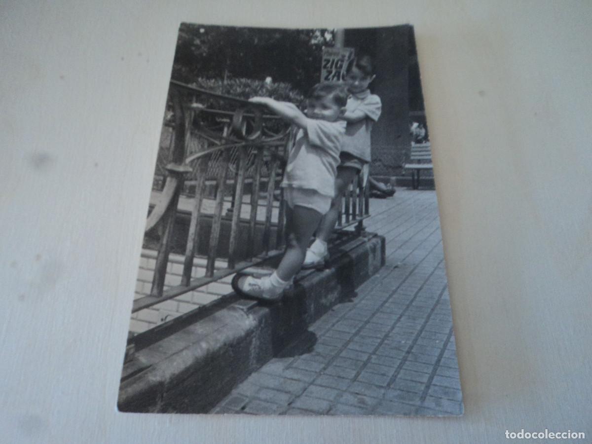 Alte Fotografie: antigua fotografia, ni&ntilde;os en el parque, letrero polvos zig zag, 14 x 9 cm