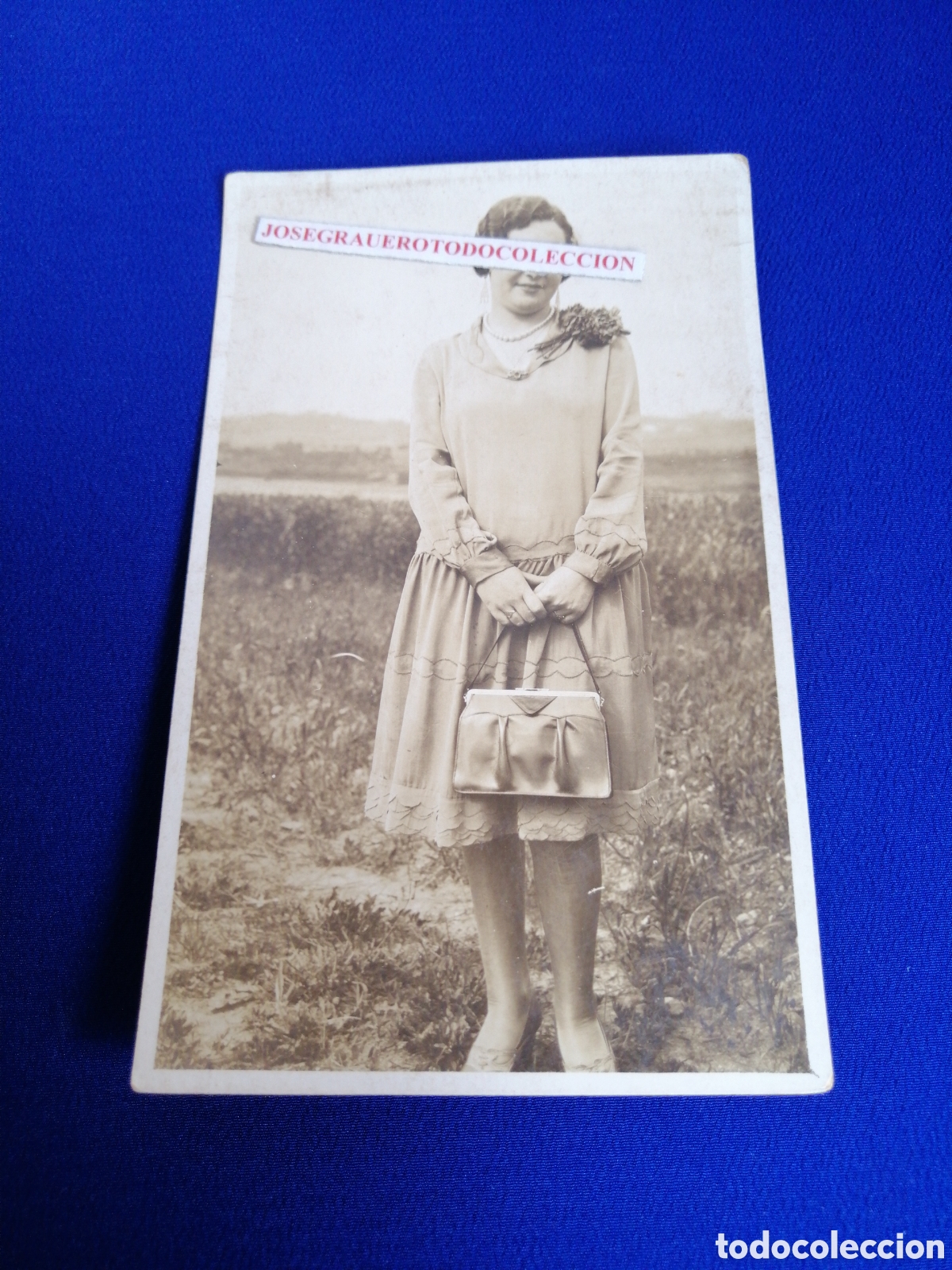 Alte Fotografie: MODELO POSANDO CON BOLSO FOTOGRAF&Iacute;A ANTIGUA POSTAL