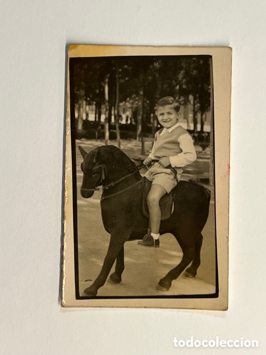 Alte Fotografie: MINUTEROS. fot&oacute;grafos de calle.. Ni&ntilde;o en el Parque montado sobre caballito .. (h.1930?)