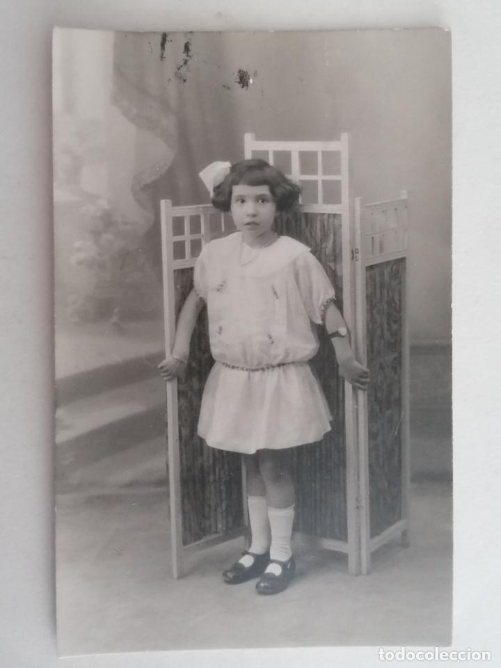 Alte Fotografie: NI&Ntilde;A POSANDO, FOTOS U. LUQUE, A&Ntilde;OS 20, MEDIDAS 8 X 13 CM