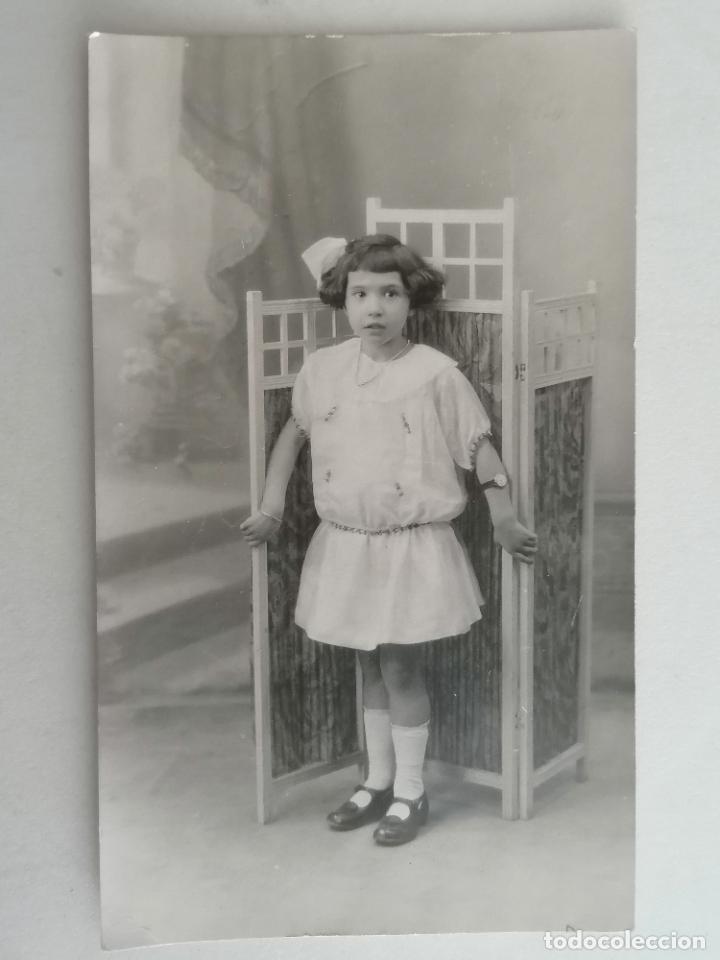 Alte Fotografie: NI&Ntilde;A POSANDO, FOTOS U. LUQUE, A&Ntilde;OS 20, MEDIDAS 8 X 13 CM