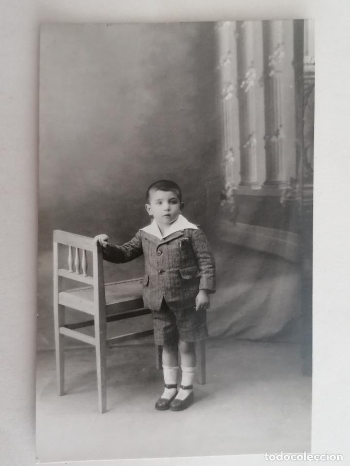 Alte Fotografie: NI&Ntilde;O POSANDO, A&Ntilde;OS 20, MEDIDAS 8 X 13 CM