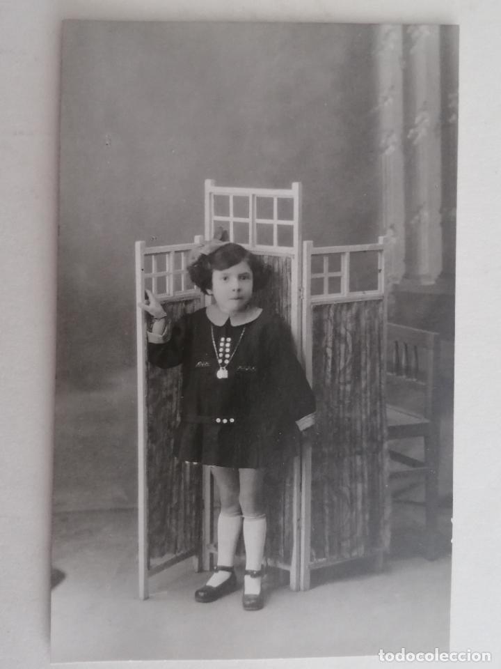 Alte Fotografie: NI&Ntilde;A POSANDO, A&Ntilde;OS 20, MEDIDAS 8 X 13 CM