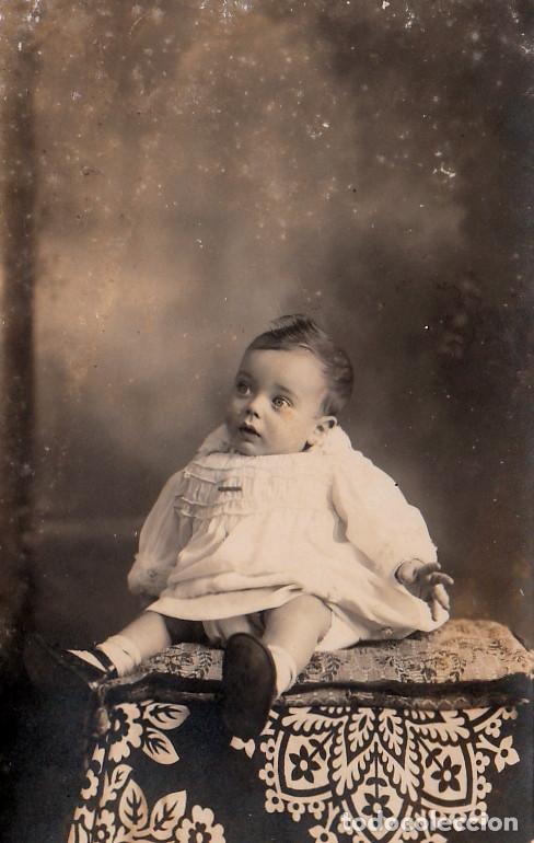 Alte Fotografie: Ni&ntilde;a sobre almohadones. A&ntilde;os 20. jk