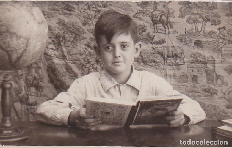 Alte Fotografie: Colegial. Ni&ntilde;o leyendo el libro de la escuela. A&ntilde;os 40. jk