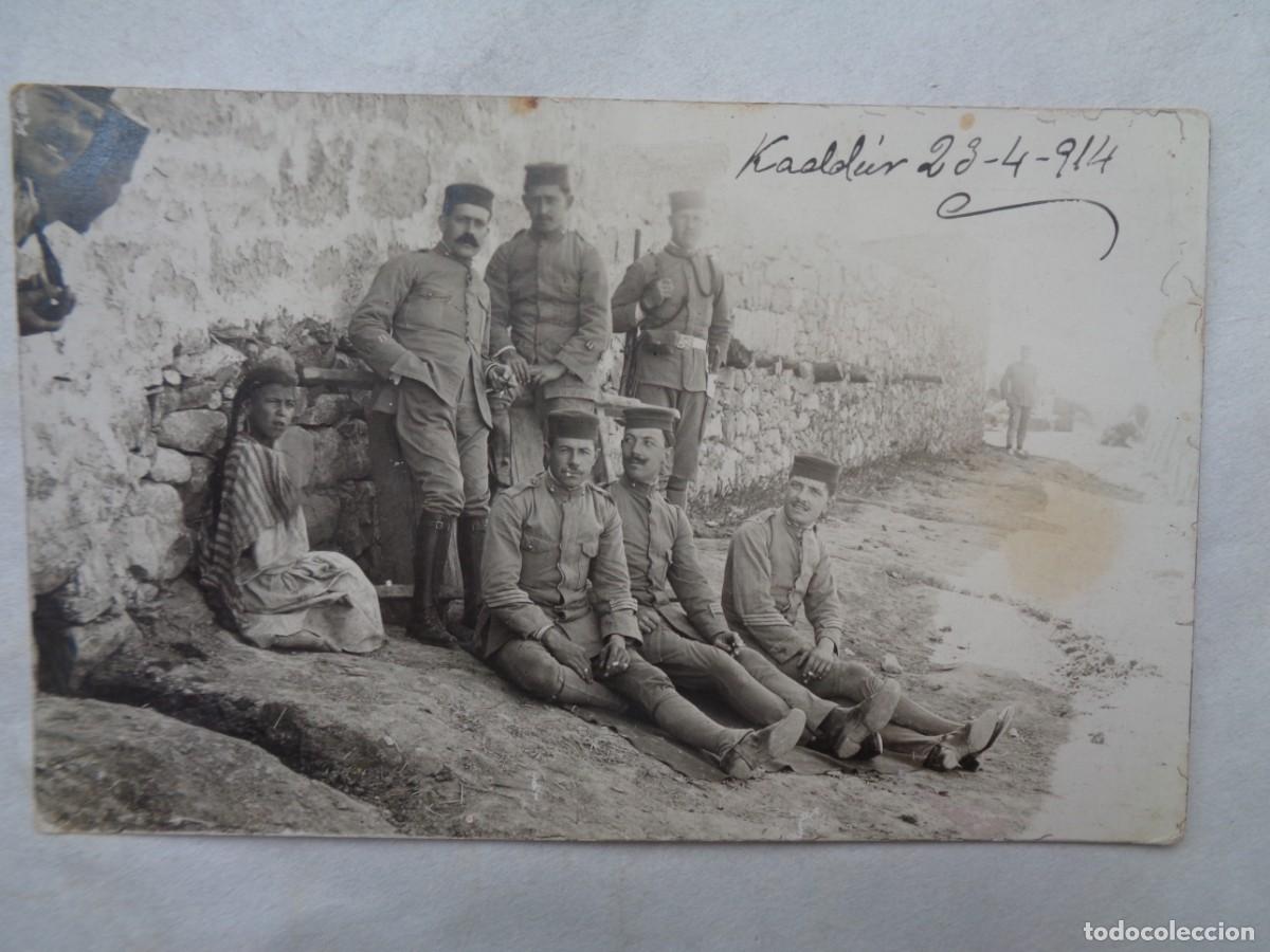 Alte Fotografie: GUERRA DE AFRICA : FOTO DE MILITARES DE ARTILLERIA, SARGENTOS Y NI&Ntilde;O MORO. KADDUR , 1914