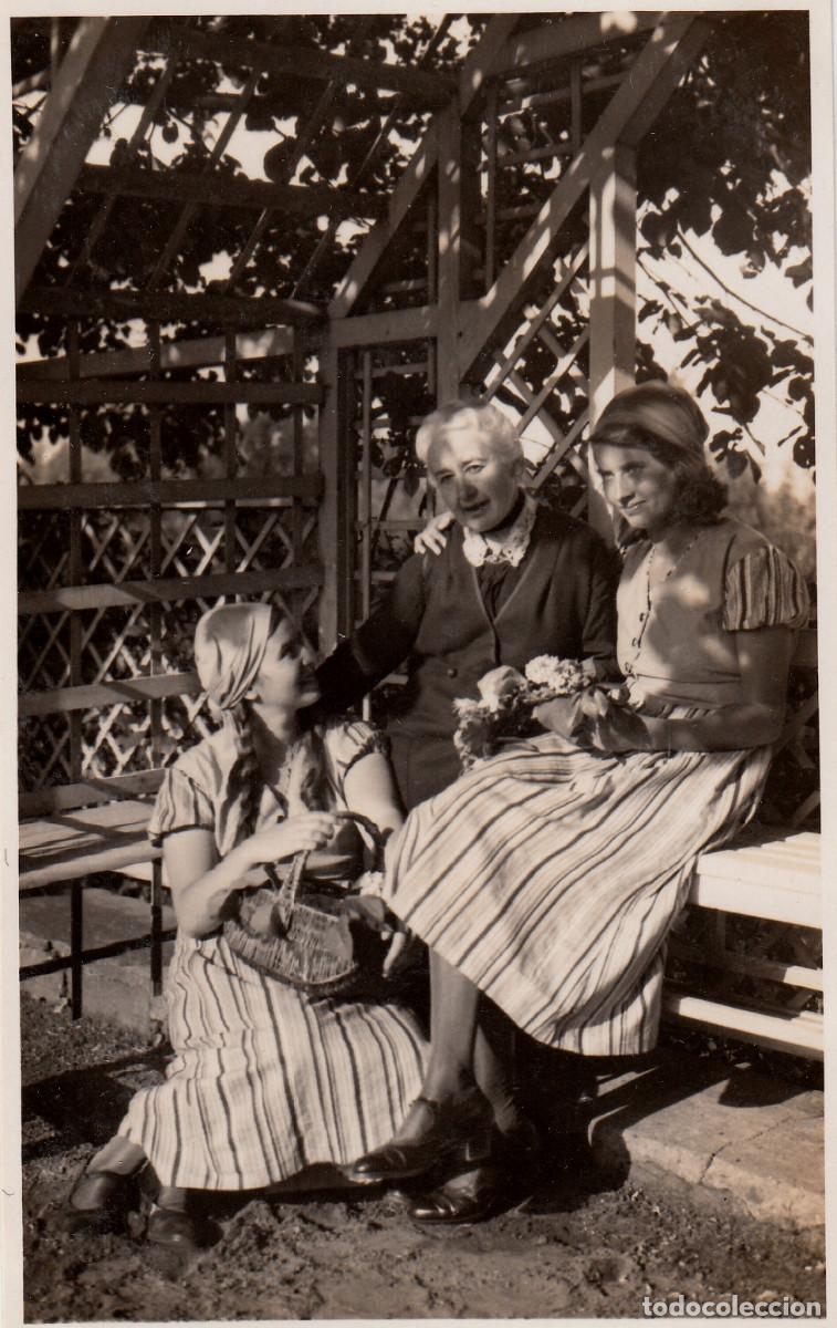 Antique Photography: Bonita foto. Mujeres. Chicas sonriendo con cesta de flores. A&ntilde;os 30. vr