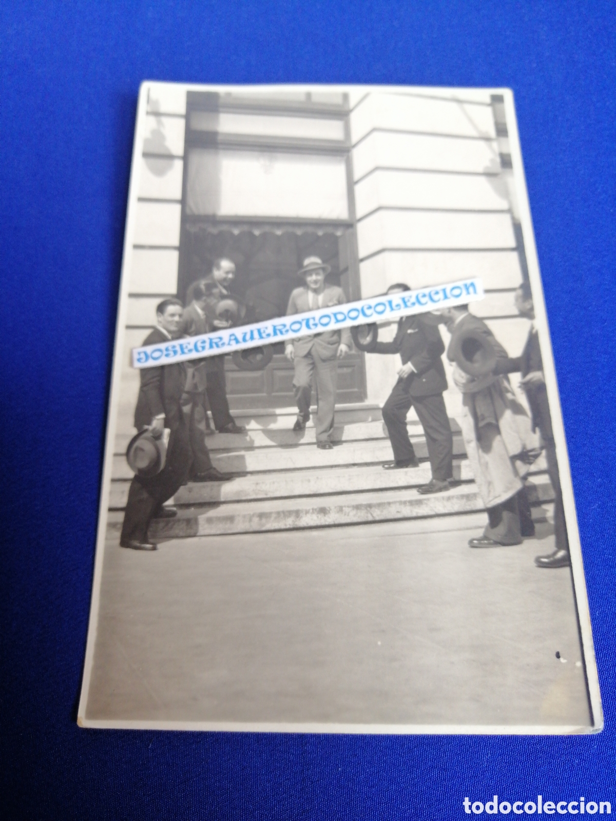 Alte Fotografie: MODELOS CON SOMBREROS EN ESCALERA FOTOGRAF&Iacute;A POSTAL ANTIGUA