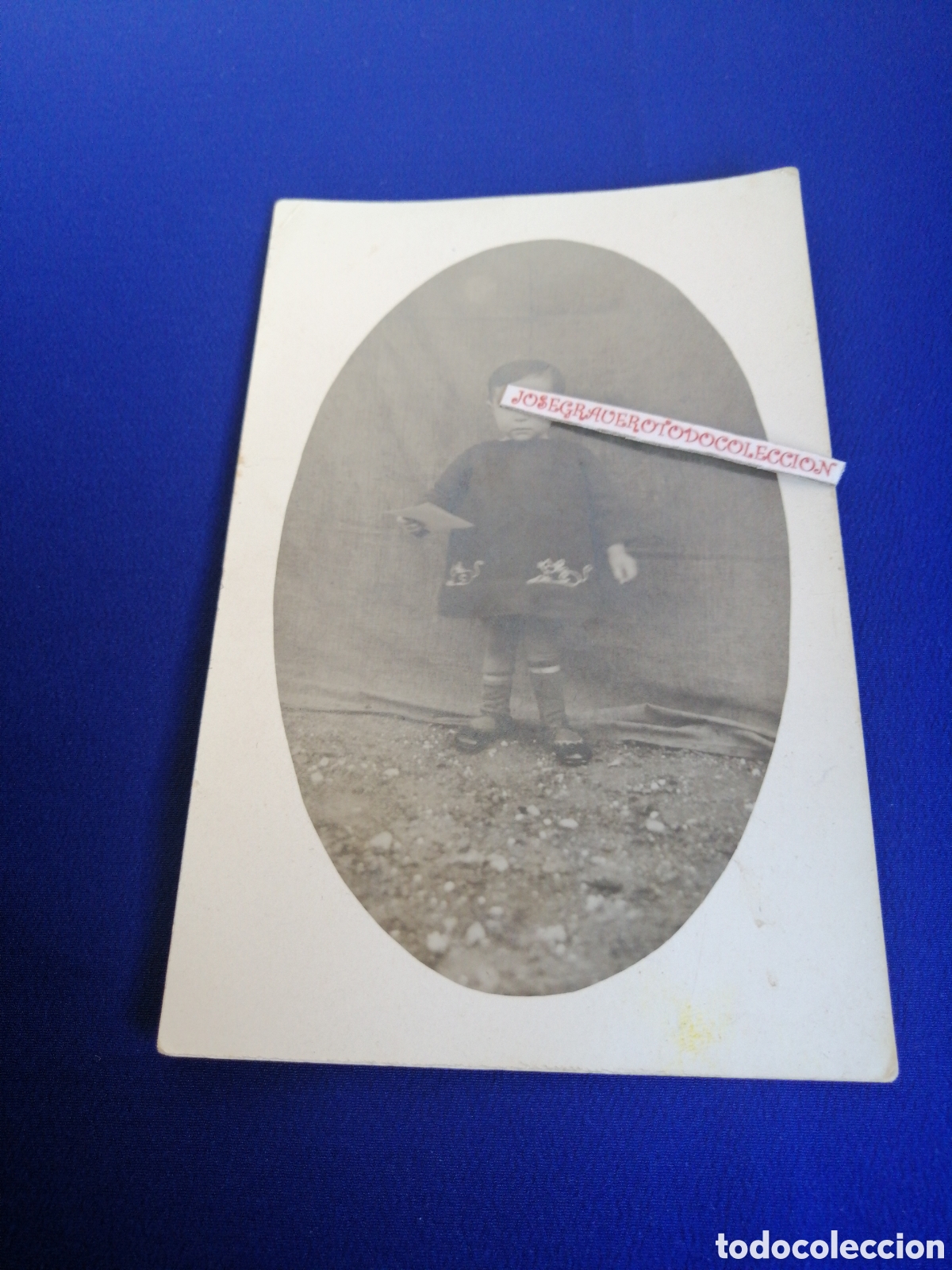 Alte Fotografie: NI&Ntilde;O MODELO POSANDO FOTOGRAF&Iacute;A POSTAL ANTIGUA