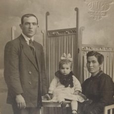 Fotografía antigua: FOTOGRAFÍA TARJETA POSTAL - J. LLOPIS VALENCIA - FAMILIA EN POSADO SELLADO EN SECO 1921