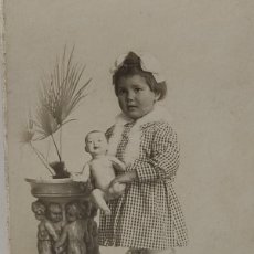Fotografía antigua: FOTOGRAFÍA TARJETA POSTAL - J. DERREY VALENCIA - NIÑA EN POSADO 1921