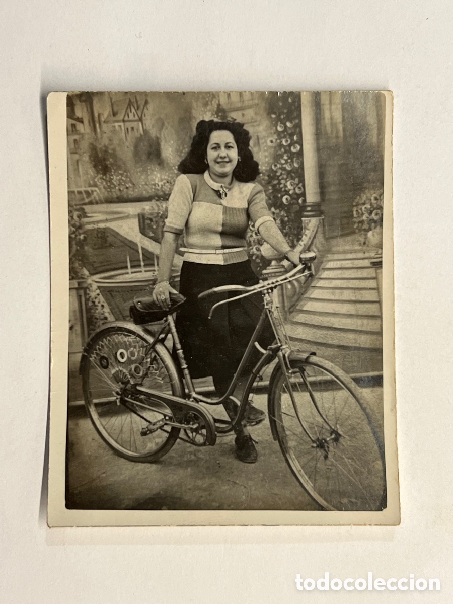 Fotograf&iacute;a antigua: MINUTEROS, fot&oacute;grafos de calle. Trampantojo y Bicicleta.. Maruja a su novio en Filas&hellip; (h.1950?)