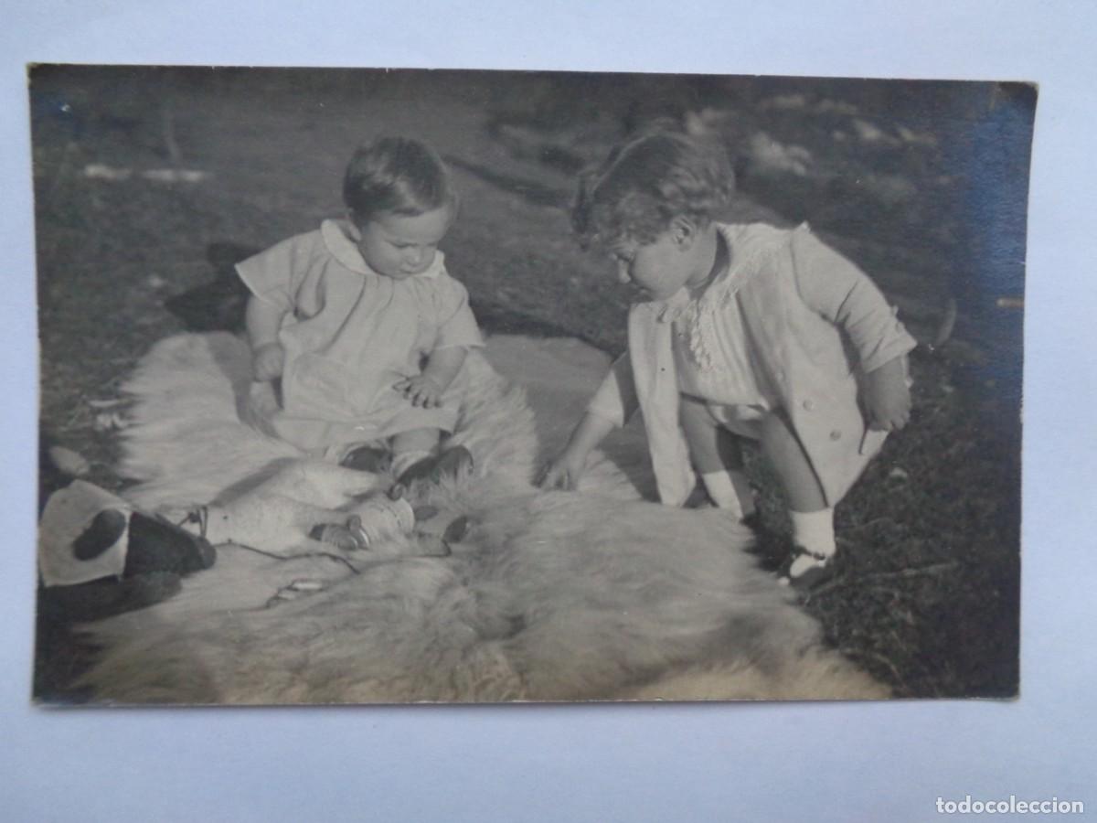 Fotograf&iacute;a antigua: FOTO DE NI&Ntilde;OS JUGANDO SOBRE UNA PIEL DE CORDERO CON JUGUETES , A&Ntilde;OS 30