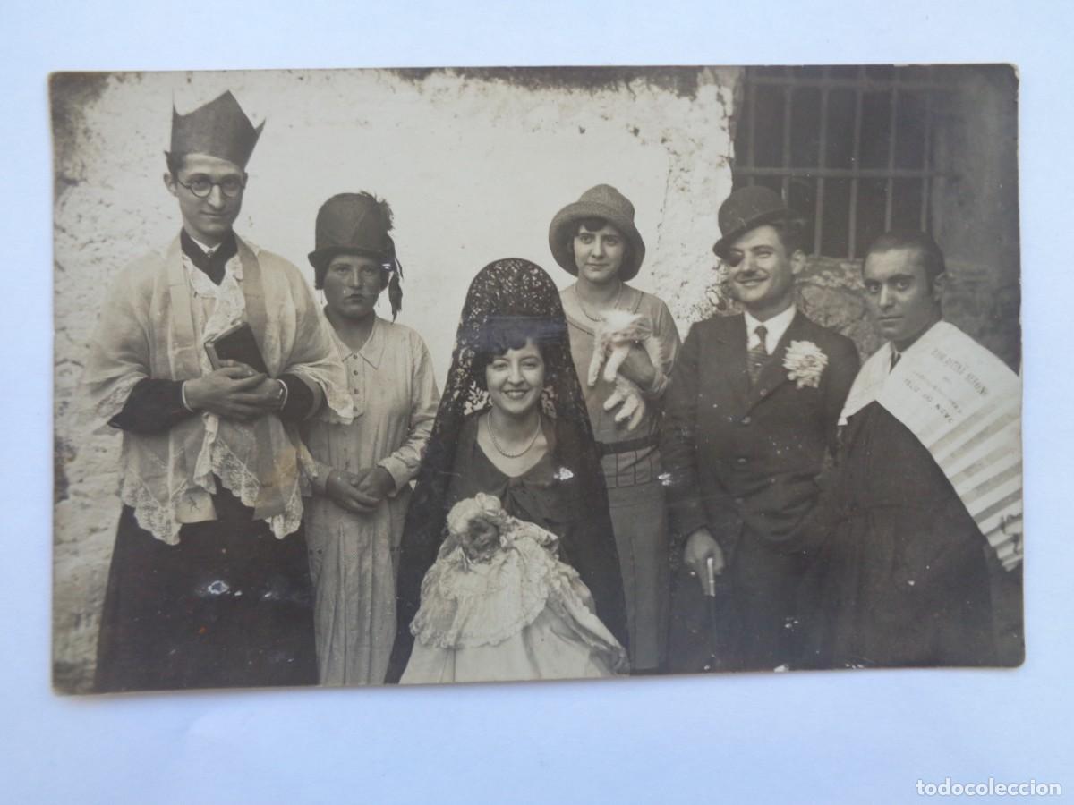 Antique Photography: FOTO MINUTERO DE CARNAVAL: JOVENES DISFRAZADOS DE CURA, SE&Ntilde;ORITA CON PEINETA CON MU&Ntilde;ECA DE BEBE, ETC