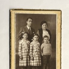 Fotografía antigua: PUERTO SAGUNTO, VALENCIA EN TIEMPOS DE LA REPÚBLICA. FOTOGRAFÍA LEON. RETRATO FAMILIAR (A.1936)