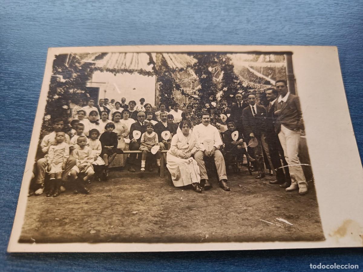 Alte Fotografie: Foto antigua grupo. Por detr&aacute;s postal no circulada.